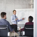 Persoon presenteert aan groep voor whiteboard
